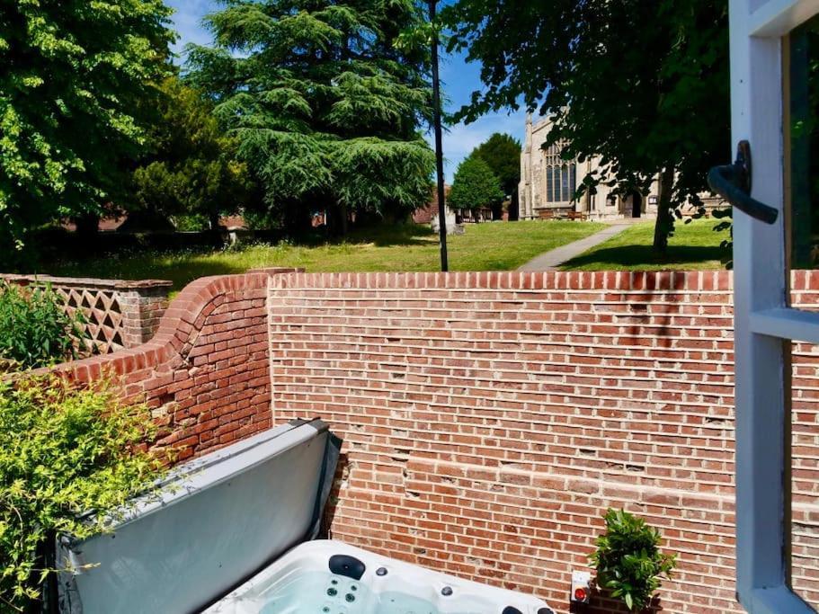 The Famous Harry Potter House, Hot Tub, Cinema Room, Sky Tv Saffron Walden Buitenkant foto